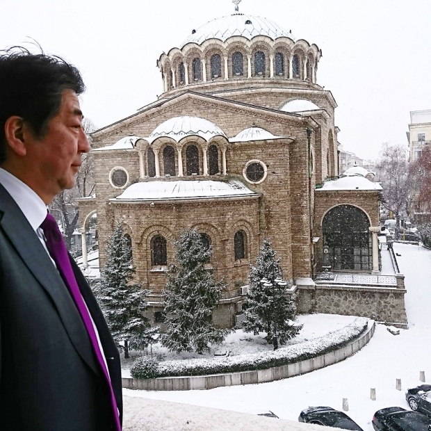Японският премиер показа снежна София в профила си в Twitter