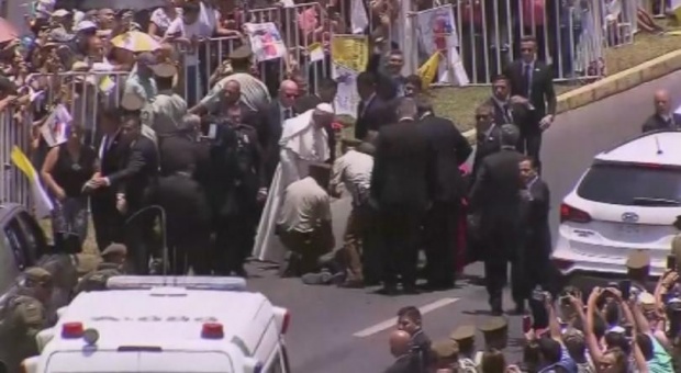 Папата спря кортежа, за да помогне на полицайка