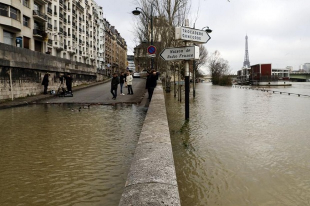 Нивото на река Сена в Париж достигна кулминация тази нощ