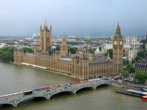 Британските депутати напускат парламента заради окаяното му състояние