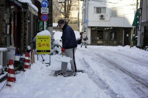 Сняг и бури обхващат Япония