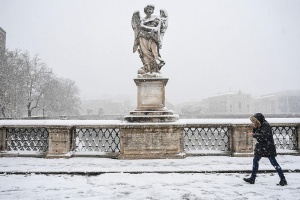 Сняг затрупа Рим за първи път от 2012 година