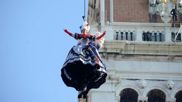 Красиви маски, костюми и ангелски полет на старта на карнавала във Венеция