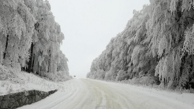 АПИ: Затварят се някои пътища в страната поради снеонавявания