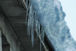 Ледени висулки застрашават столичани