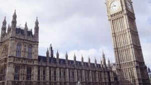 Двама души от британския парламент са в болница след получаване на подозрителен пакет