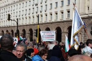 Протест пред КЕВР заради сделката ЧЕЗ