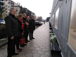 АБВ поднесоха цветя пред руското посолство в памет на жертвите при тежкия инцидент в Кемерово
