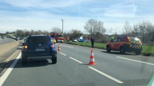 Малък самолет се разби на автомагистрала във Франция