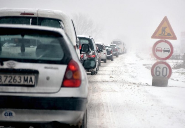 Шофиране в зимни условия: как да караме на заснежени и заледени участъци?