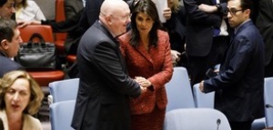 Посланиците на САЩ и Русия в ООН се поздравяват с целувки