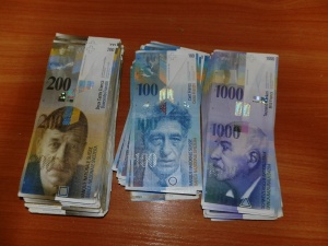 Митничари предотвратиха контрабанда на голяма сума валута