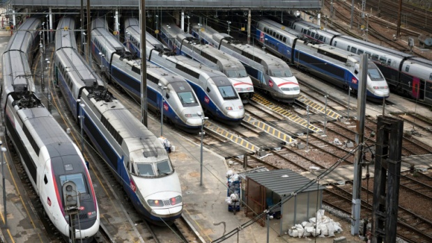 Започва тримесечната стачка на железопътния транспорт във Франция