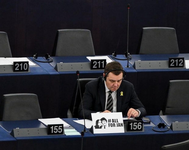 Евродепутат е открит в безсъзнание след обвинение в укриване на данъци