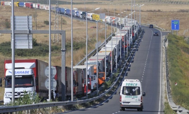 Интензивен е трафикът на границите с Македония, Гърция, Румъния и Турция