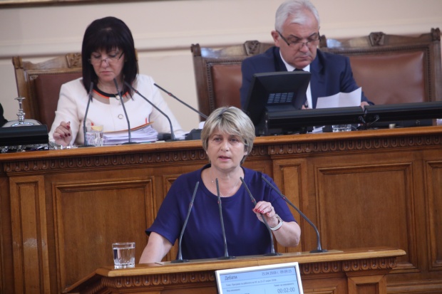 Весела Лечева: Управляващите дължат голямо извинение на младите хора!