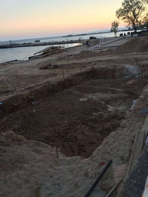 Плажът на Каварна се превърна в строителна площадка