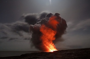 Вулканът на Хаваите отново изригна, хиляди са евакуирани