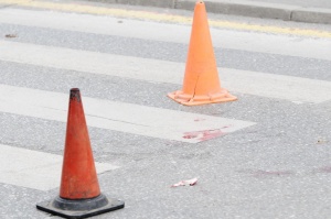 Ударена жена на пешеходна пътека в София след катастрофа между бус и такси