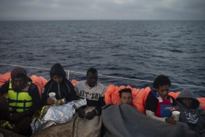 Либийската брегова охрана спря над 500 мигранти в Средиземно море