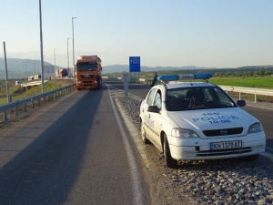 Катастрофа между автомобил и ТИР затвори пътя Варна-София