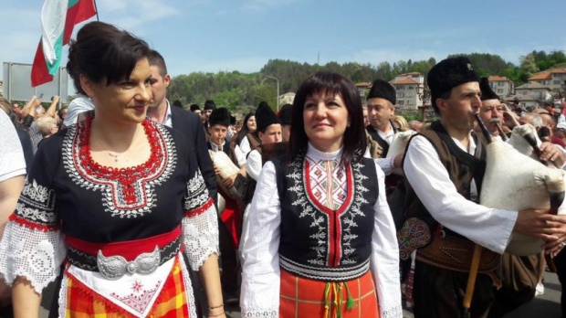 Караянчева: Нека бъдем горди българи, защото България е древна, силна, красива