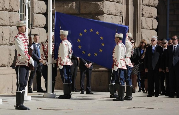 Знамето на ЕС беше издигнато пред президентството за Деня на Европа