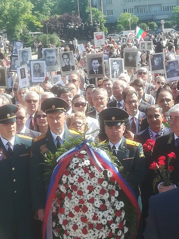 Представители на АБВ поднесоха венци и цветя пред Паметника на Съветската армия в София по случай Деня на Победата