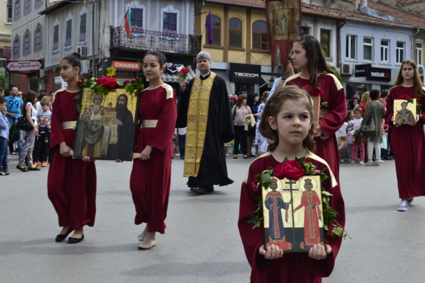 Гости на Велико Търново от 15 държави се включват в шествието за Деня на българската просвета,