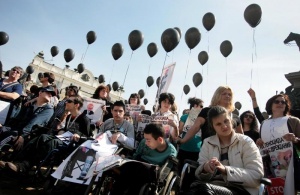 Родителите на деца с увреждания продължават протеста пред парламента