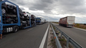 Километрична опашка от тирове на Дунав мост 2, шофьорите заплашват да блокират пътя