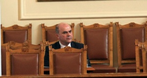 Синдикатите настояват премиерът да преразгледа решението за оставката на Бисер Петков