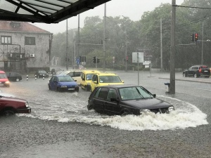 Порой и градушка в Бургас, улици заприличаха на реки