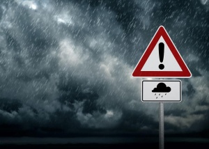 Синоптиците предупреждават за опасни валежи и възможни наводнение