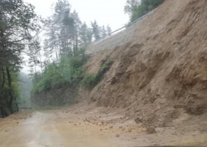 Срутища затвориха пътища в Смолянско, две села са без ток