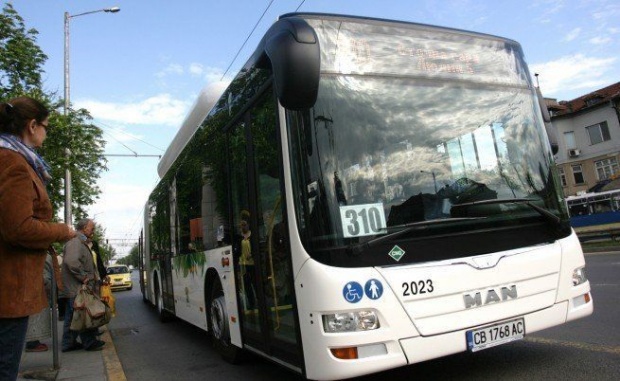 Градският транспорт в София спира за минута в 12 часа