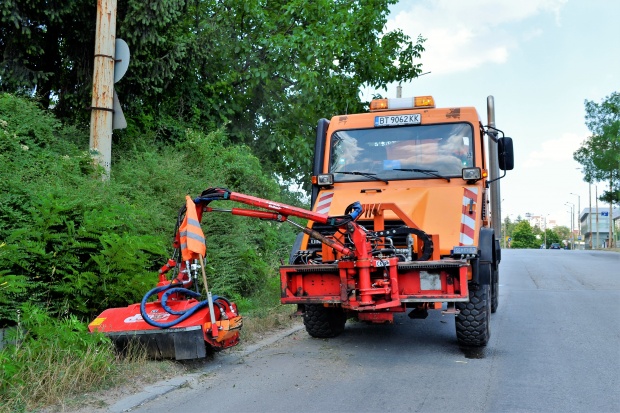 Автоматизирана машина просветлява общинските пътища край Велико Търново