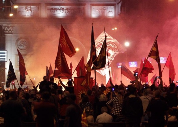 Поне 7 души пострадаха след протестите в Скопие