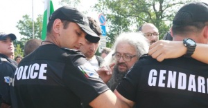 Босия и негови привърженици отново протестираха пред парламента