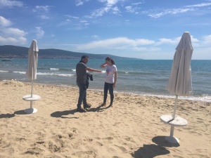 Ангелкова, РИОСВ и РЗИ проверяват плаж на "Слънчев бряг"