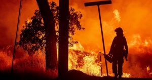 Повече от 1300 огнеборци се борят с пожарите в Калифорния