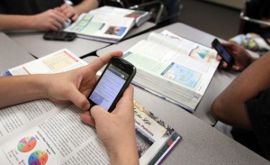Франция забранява мобилните телефони в училищата