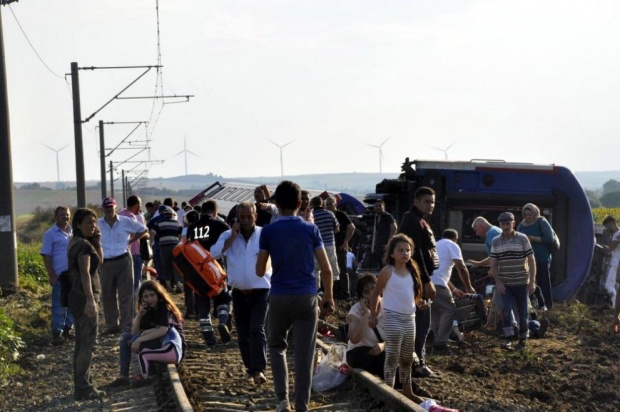 Няма данни за пострадали българи при влаковата катастрофа в Турция