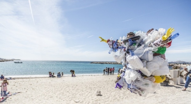 Учени създадоха разтворими във вода пластмасови торбички
