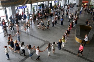 Кръшно хоро се изви на Централна гара в София