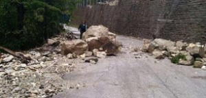 Туристи преминават през затворения и опасен път за село Забърдо