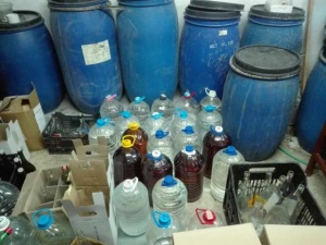 Митничари хванаха близо тон нелегален алкохол в гараж