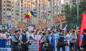 Хиляди в Букурещ за трети ден: Стига корупция