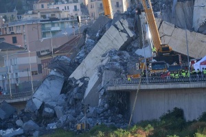 Близо 20 души са в неизвестност след срутването на мост в Генуа