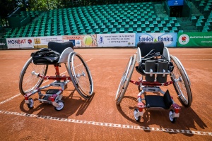 Министър Кралев връчи спортни колички на тенисистите Зоя  Чавдарова и Калин Асенов